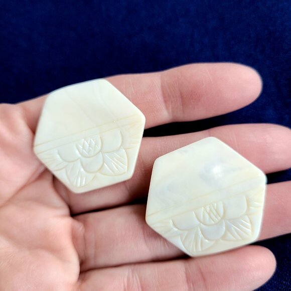 Large vintage Mother of Pearl earrings with carved flowers. - Picture 6 of 8